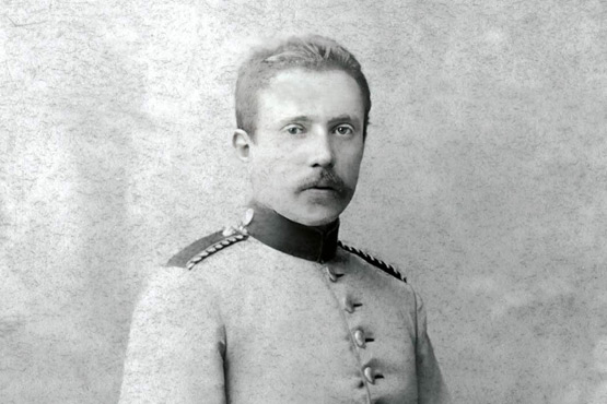 Robert Kahn in Uniform, die linke Hand am Degen