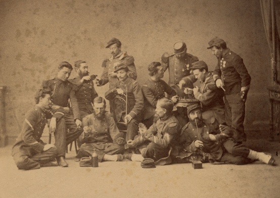 Französische Kriegsgefangene in Wismar 1870/71 © Stadtarchiv Wismar, Crull-Sammlung, Sign. 1013 Eine Gruppe junger französischer Kriegsgefangener in einem Wismarer Fotografenstudio