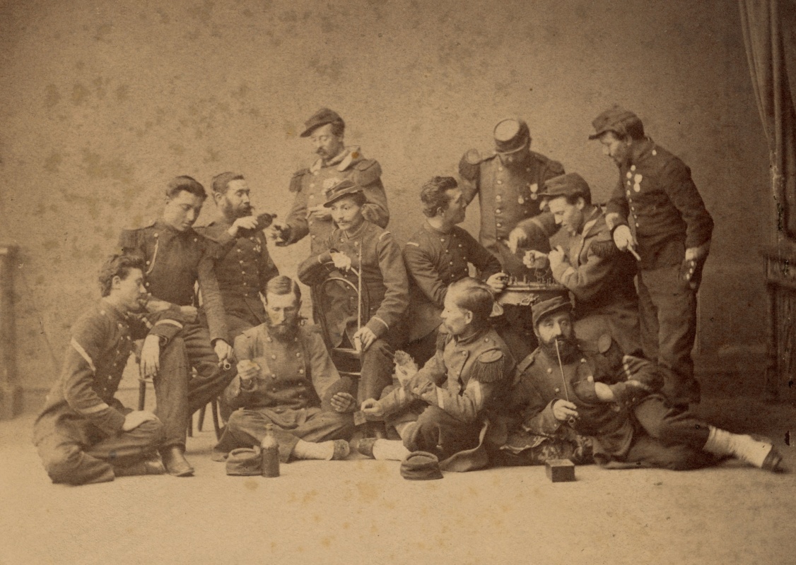Eine Gruppe junger französischer Kriegsgefangener in einem Wismarer Fotografenstudio