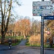 Anfang des Franzosenwegs im Schweriner Schlossgarten mit Radfahrerin 2024