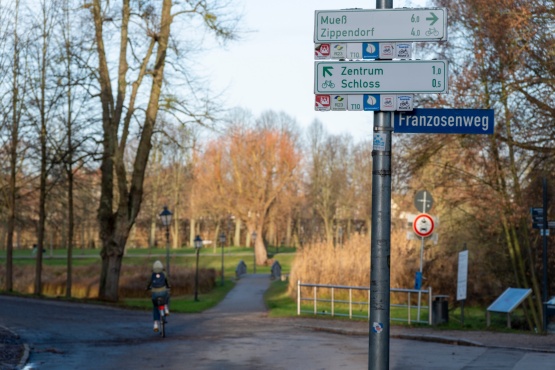 Anfang des Franzosenwegs © Stiftung Mecklenburg, Foto: Jörn Lehmann Anfang des Franzosenwegs im Schweriner Schlossgarten mit Radfahrerin 2024