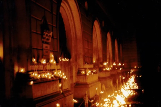 Kerzen vor dem Schweriner Arsenal nach der Demonstration vom 23.10.1989 © Martin Scriba Kerzen vor dem Schweriner Arsenal nach der Demonstration vom 23.10.1989