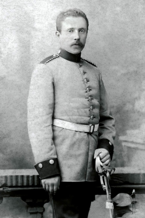 Robert Kahn in Uniform, die linke Hand am Degen