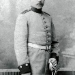 Robert Kahn in Uniform, die linke Hand am Degen