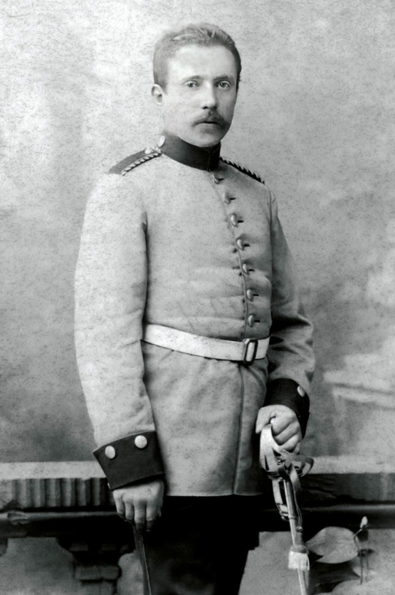 Robert Kahn in Uniform, die linke Hand am Degen