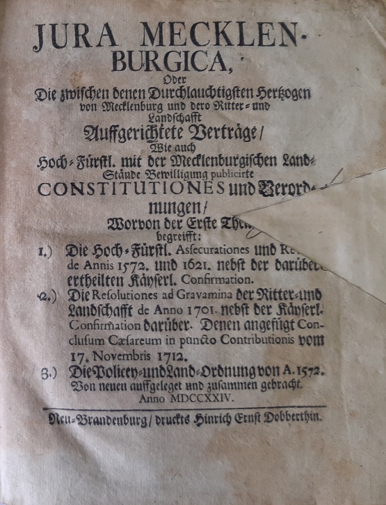 Verträge mit Ritter- und Landschaft - Eine Sammlung von 1724 - Iura Mecklenburgica, Neubrandenburg, Dobberthin 1724 © Quelle: Bibliothek der Stiftung Mecklenburg, Sign. M VRS 166 Titelblatt: Iura Mecklenburgica, Neubrandenburg, Dobberthin 1724