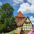 Prenzlauer Tor mit dem angrenzenden Fachwerkgebäude, mit Garten im Vordergrund