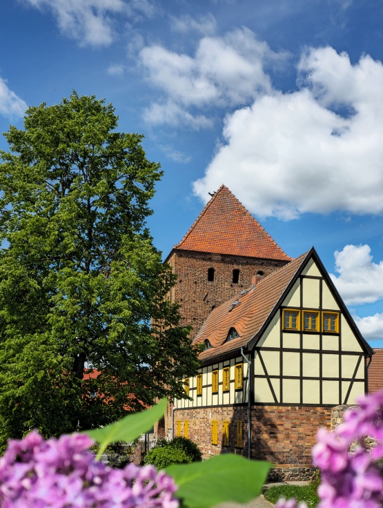 Prenzlauer Tor mit dem angrenzenden Fachwerkgebäude, mit Garten im Vordergrund