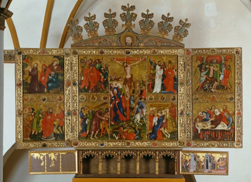 Flügelaltar. Mehrere gemalte Tafeln zeigen Szenen der Passion Christi