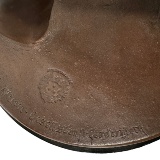 Gussstempel der Aktiengesellschaft Gladenbeck Stempel in der Bodenplatte der Bronzefigur